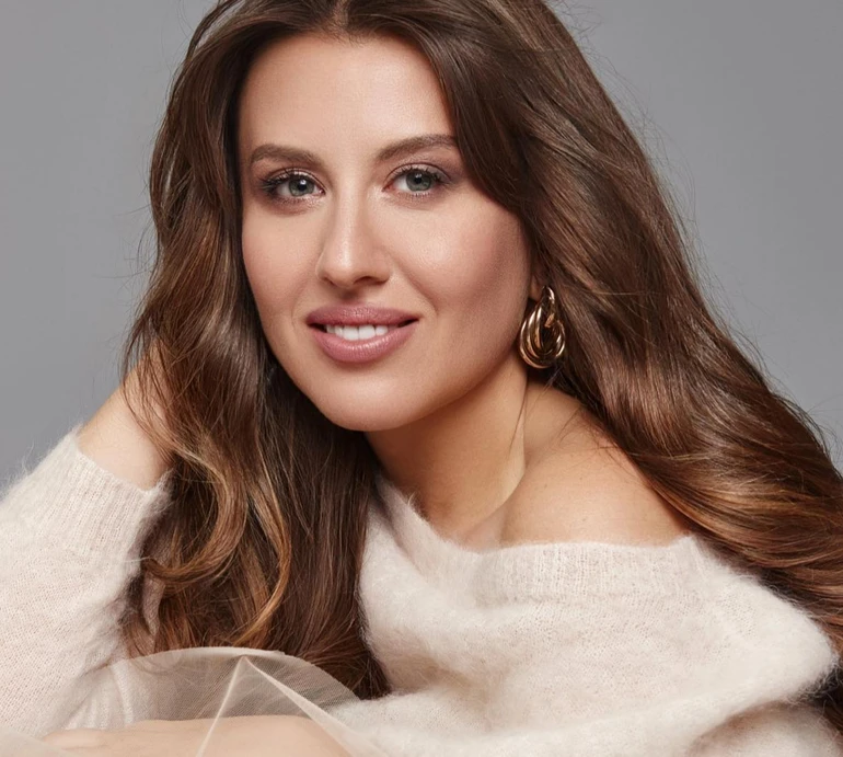 Відчуй себе Джей Ло: директорка конкурсу Міс Всесвіт Україна Філімонова без мейку посвітила формами в купальнику