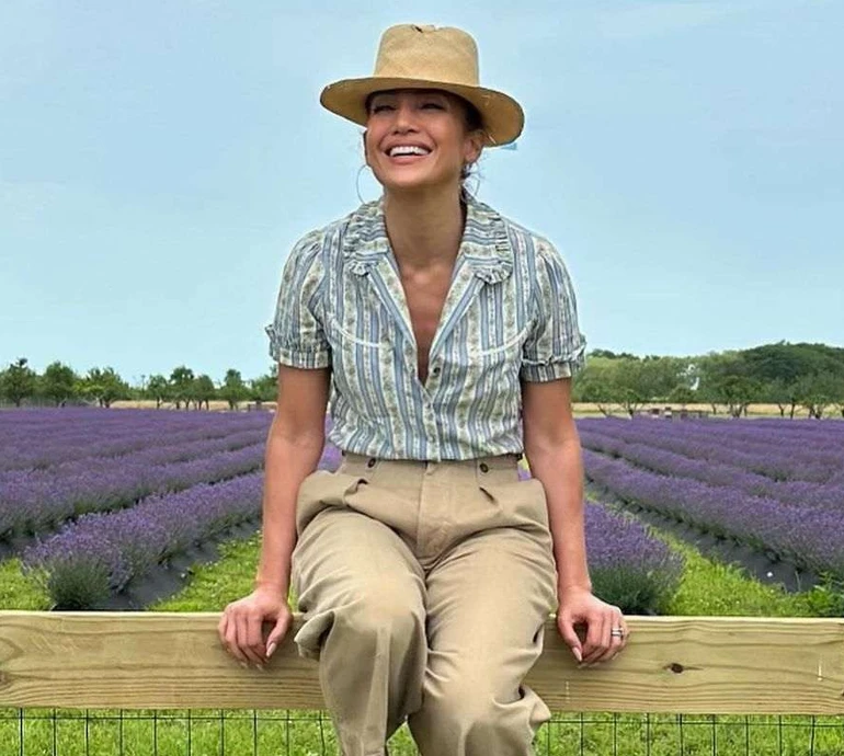 Без Аффлека, але з обручкою: Лопес із нагоди свята попозувала на квітучому тлі