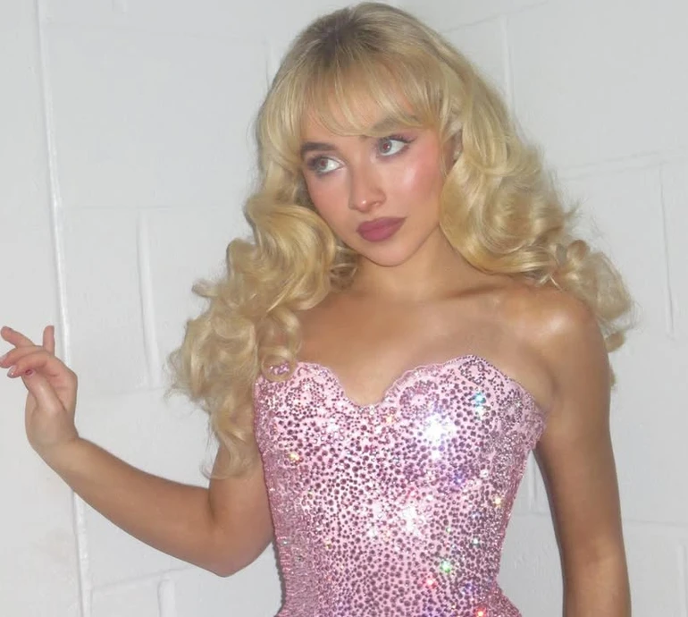 Сабріна Карпентер у міні з мереживом грайливо попозувала у ванній з нагоди 26-річчя. Фото