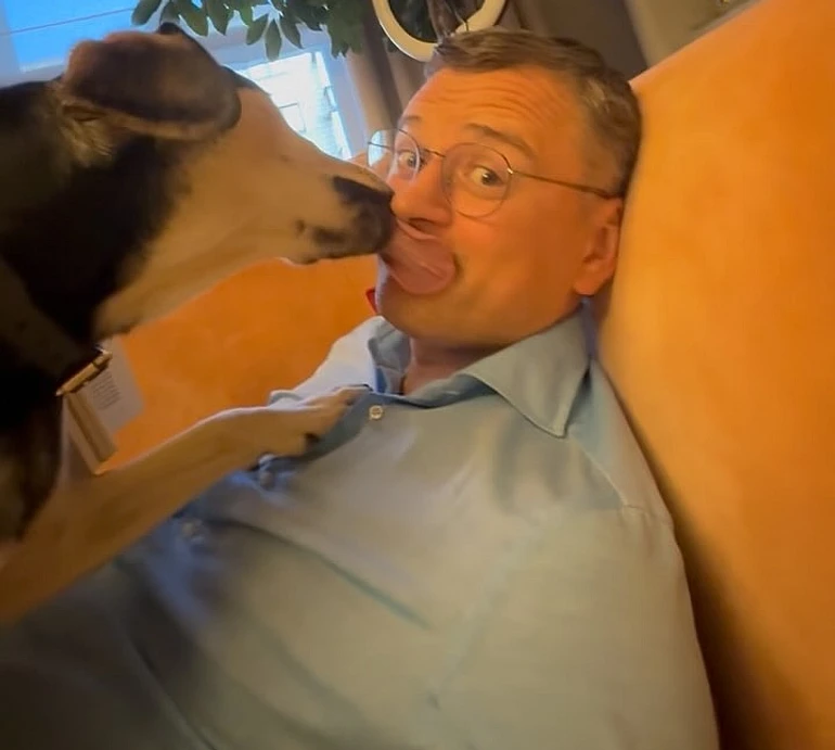 Ситуація, знайома багатьом: як песик Кулеби йому читати заважав. Миле відео