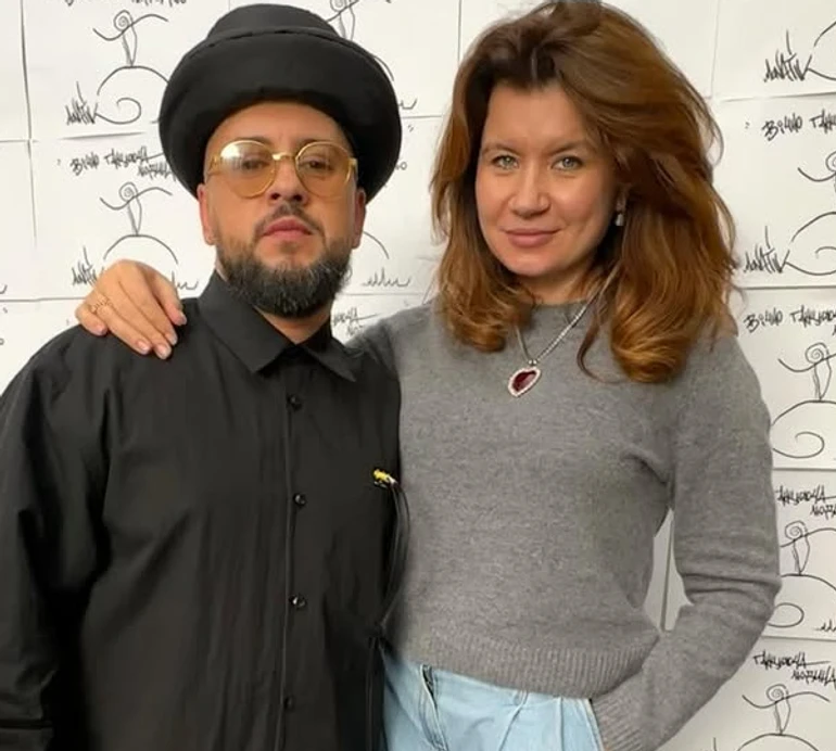 Чоловік у захваті: дружина Монатіка у чорній мінісукні посвітила ніжками перед дзеркалом. Фото