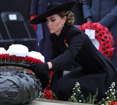 Міддлтон у total black вигуляла рубінові сережки та незвичну зачіску на урочистий захід. Фото