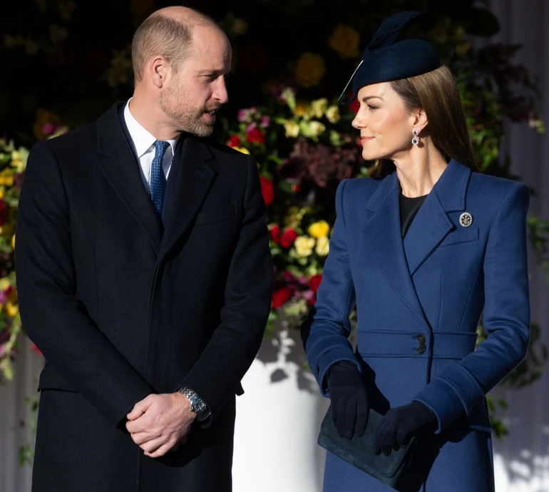 Міддлтон у синьому пальті та стильному капелюшку зустріла в аеропорті першу пару Німеччини