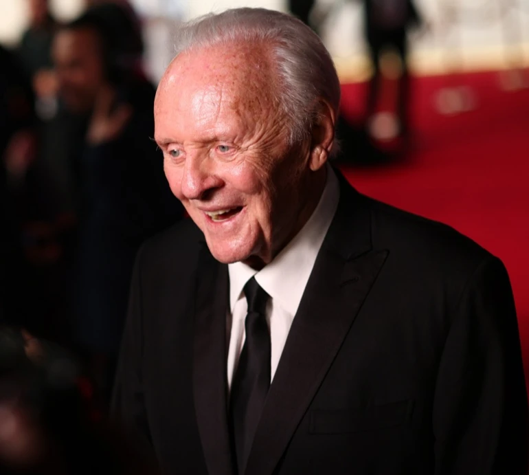 Ентоні Хопкінс і його дружина в ошатній сукні з мереживом з'явилися на парадному хіднику в Саудівській Аравії