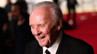 Ентоні Хопкінс і його дружина в ошатній сукні з мереживом з'явилися на парадному хіднику в Саудівській Аравії