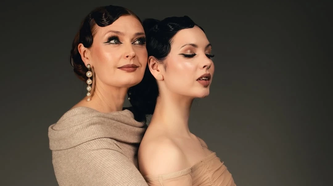 Кажанна і її мама в пастельних сукнях попозували для святкового фотосету