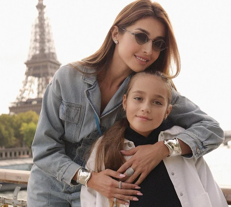 Ексдружина Ярославського з молодшою донькою завітала в Париж на Тиждень моди. ФОТО