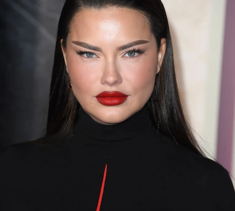 Невпізнавана 42-річна Адріана Ліма у відповідь на закиди щодо пластики показалася без мейкапу. ФОТО