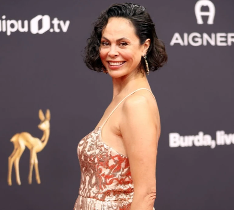 Ексдружина Кличка в золотих вензелях посвітила голою спиною на медіапремії у Мюнхені