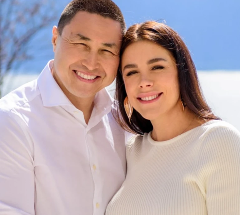 Нове життя дарує світло: вагітна Онуфрійчук на тлі заходу сонця чуттєво поголубилася з коханим