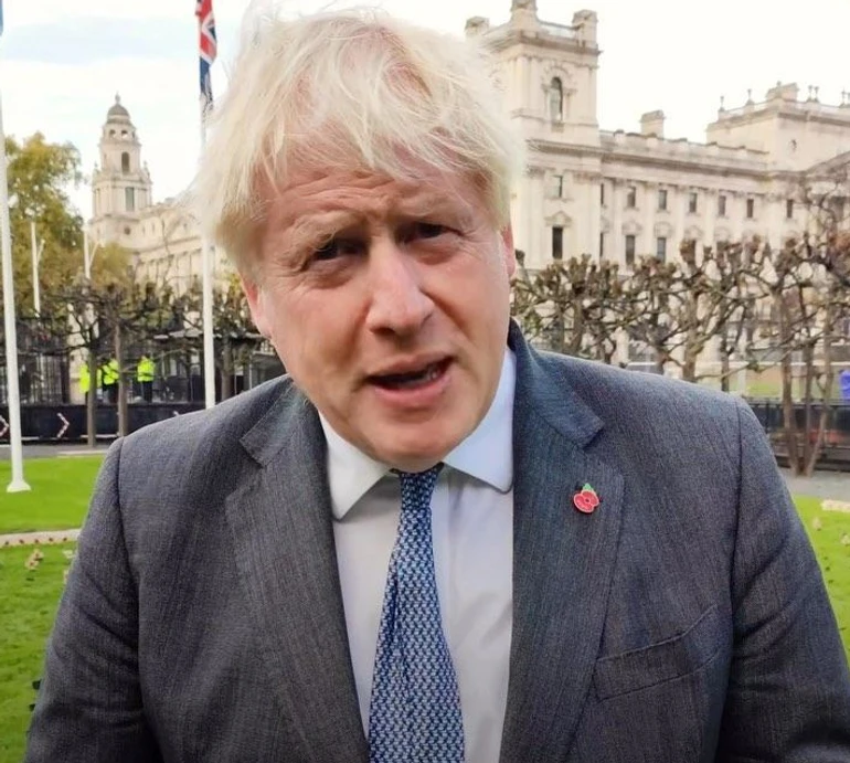 Надто смішно, щоби не поділитися: Бориса Джонсона дзьобнув страус. Відео