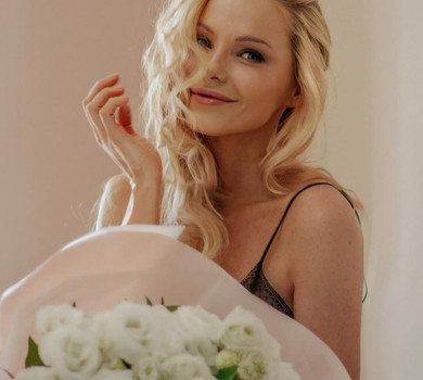 Трегубова у вечірній сукні з голими плечима показала своє перше вересня в мистецькій атмосфері. Фото