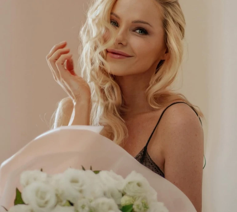 Трегубова у вечірній сукні з голими плечима показала своє перше вересня в мистецькій атмосфері. Фото