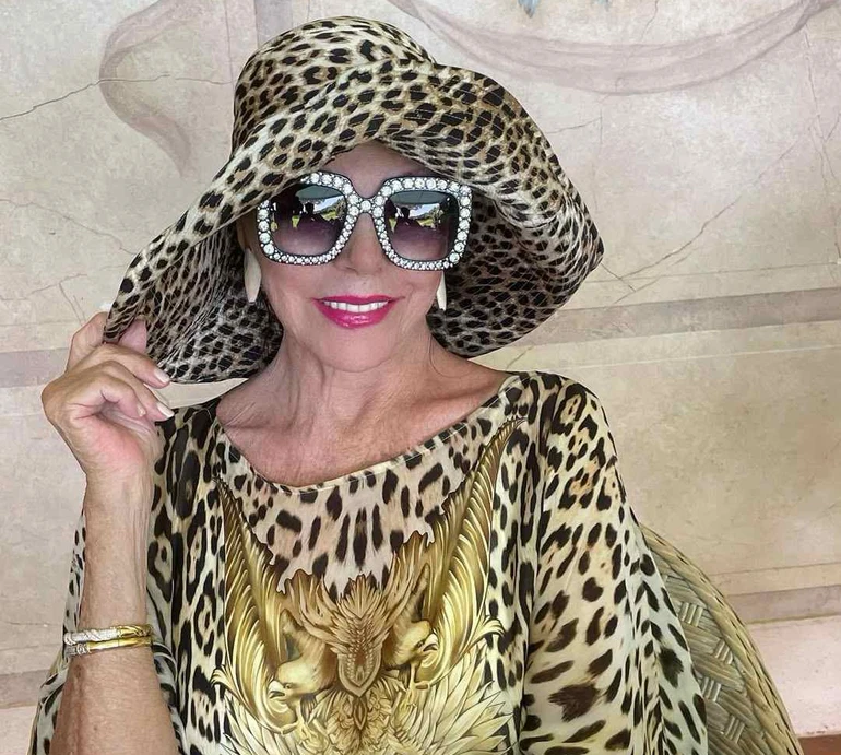 Хороше попереду: Джоан Коллінз у кежуелі з леопардовими легінсами зустріла англійську осінь