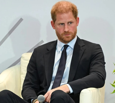 Обмін подарунками та чаювання: інсайдери розкрили деталі першої за довгий час зустрічі Чарльза ІІІ та принца Гаррі