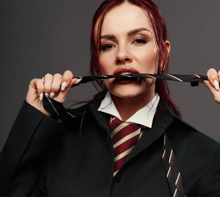 MamaRika у панчохах та жакеті уявила себе непристойною жінкою для зухвалих фото