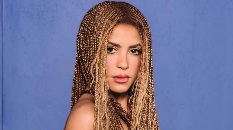 Шакіра у дерев'яних бусах та з фруктами на голові відтворила образ древніх племен Колумбії