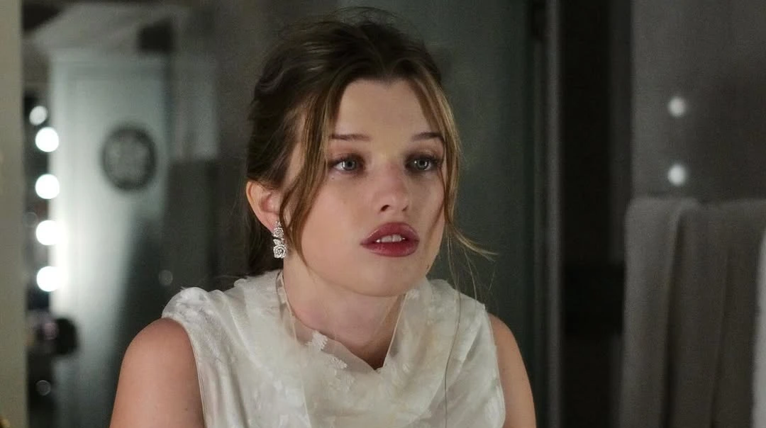 18-річна дочка Йовович у ніжному образі посвітила животом на млосних фото