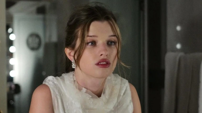 18-річна дочка Йовович у ніжному образі посвітила животом на млосних фото