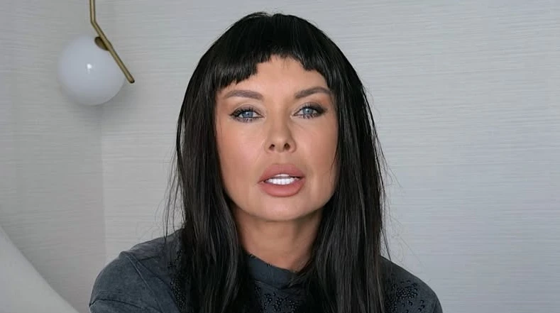 Ахат у ефектному total black похвалилася стрункими ногами перед камерою