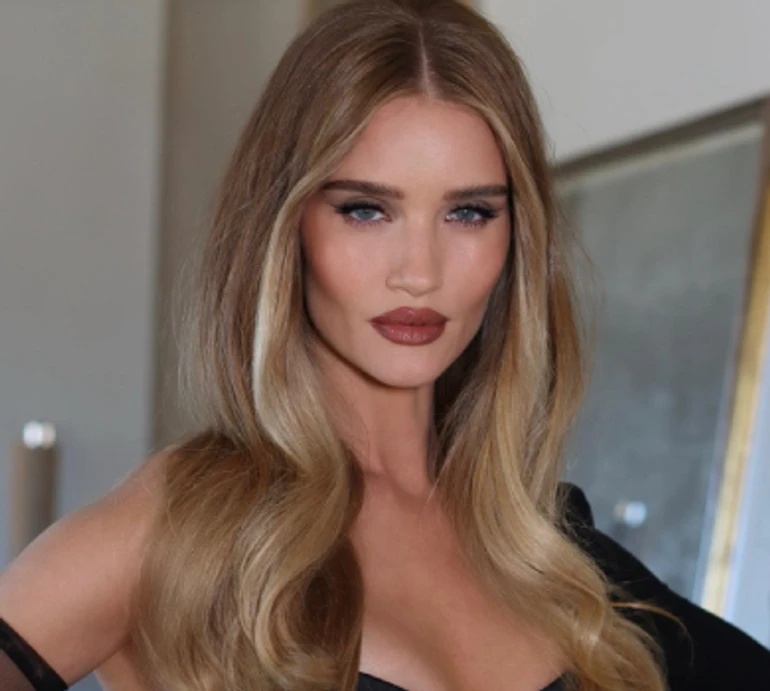 Наречена Джейсона Стейтема у мереживному спідньому покрасувалася перед дзеркалом. ФОТО