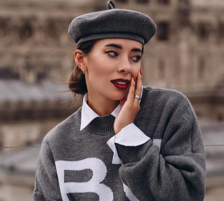 Неплях у топі і трусиках пораділа своєму стрункому тілу у дзеркалі