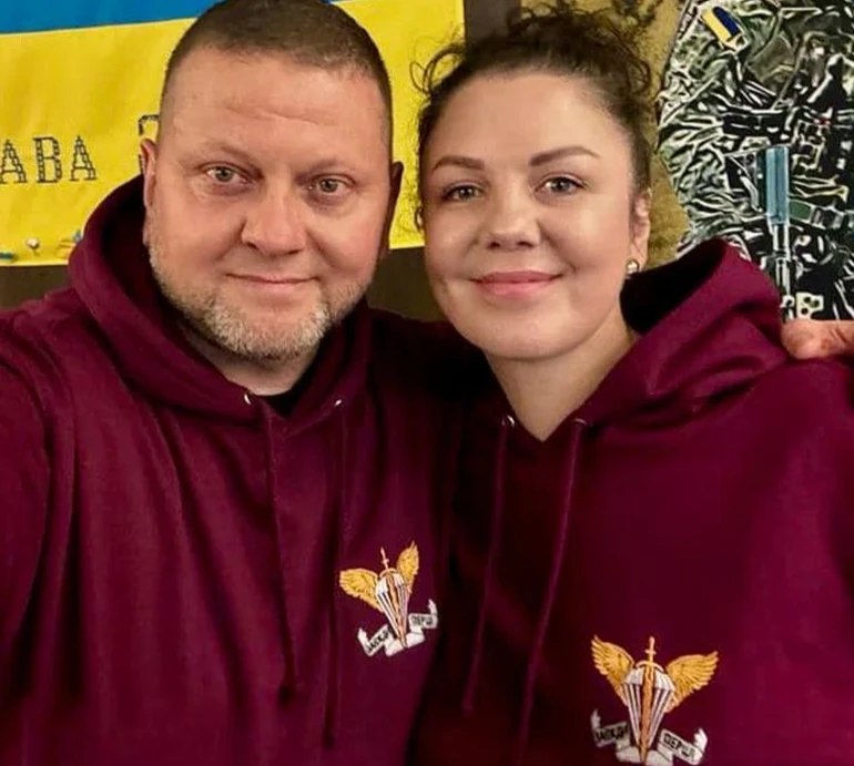 Залужний заселфився з дружиною коло ялинки. Фото