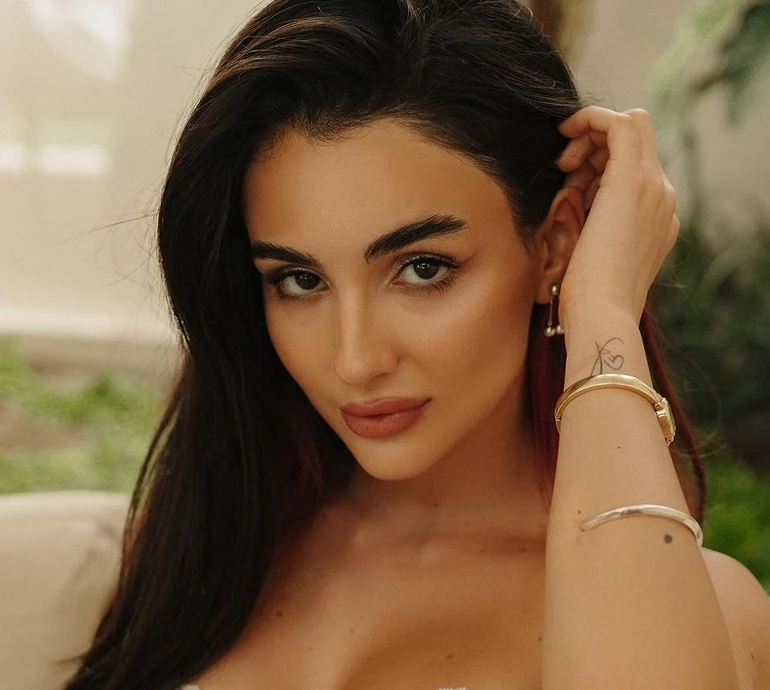 Трінчер у трусиках та корсеті повигиналася на дивані для фото