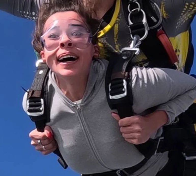 Остання нервова клітина: Неплях в небі показала емоції від стрибку з парашутом. Відео