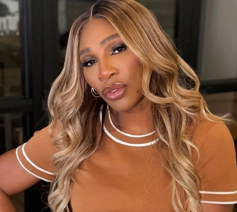 Серена Вільямс в обтислій сукні з розрізами похизувалася стрункістю на Time100 Gala. Фото