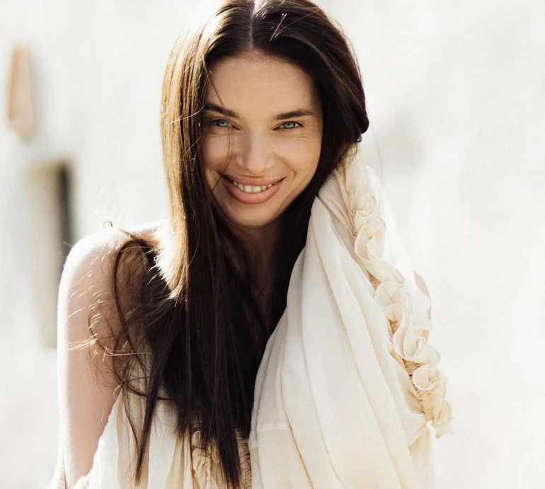 Мов грецька богиня: дружина Усика у летючій сукні з рюшами чуттєво попозувала на тлі кам'яної стіни. Фото