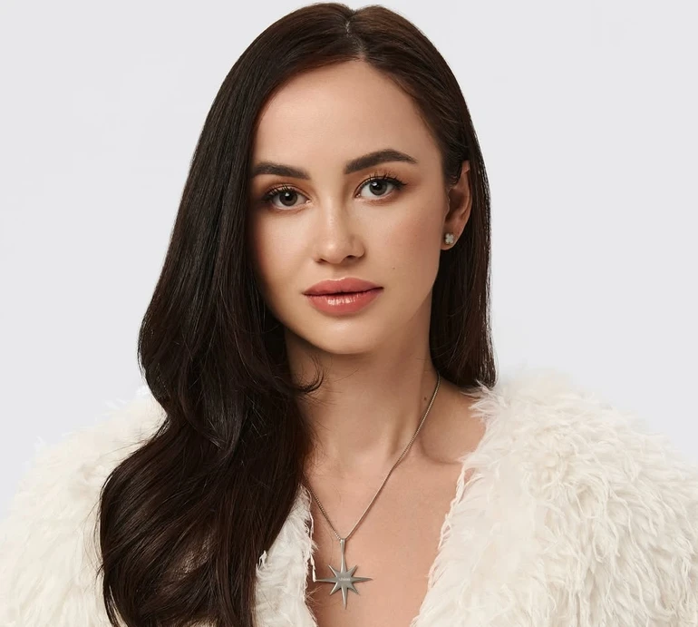 Парфільєва у бікіні спокусливо повигиналась у басейні на відпочинку з чоловіком і сином. Фото