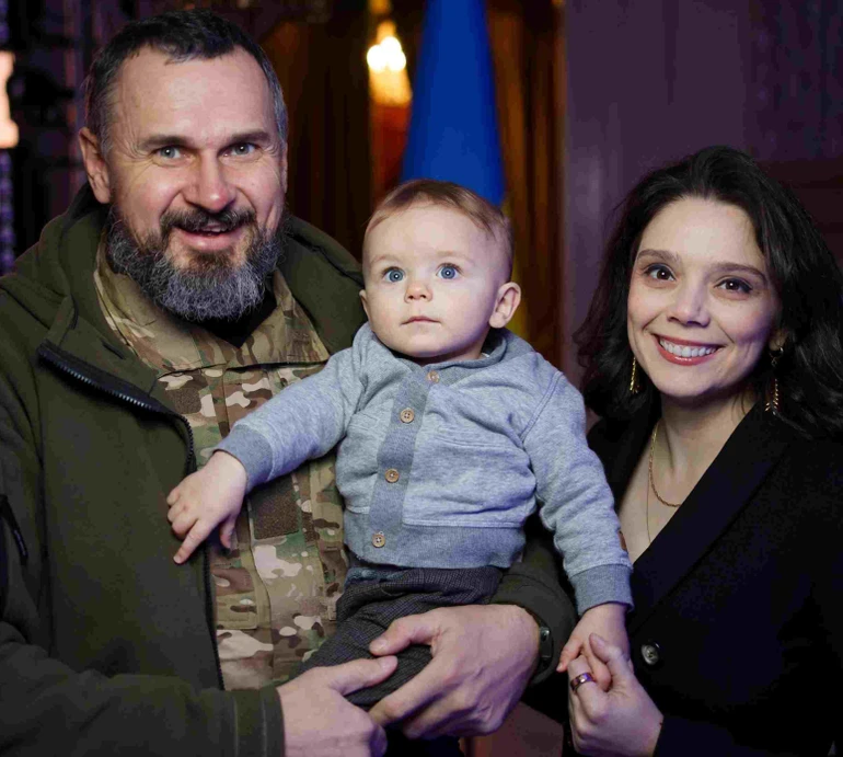 Сенцов у день 49-ліття показався з сином на руках і зацілував дружину в сонячних Карпатах. Фото