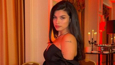 Андраде у міні з воланами та ботфортах наробила святкових фото біля столу для покеру