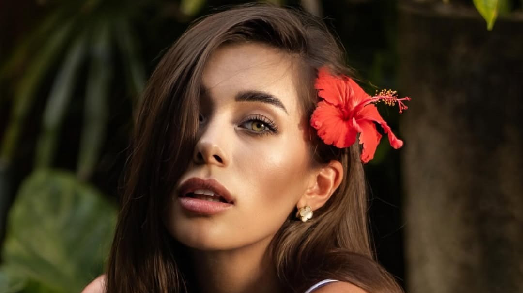 Квітка в волоссі та краплі на шкірі: млосна Неплях у купальнику попозувала для мальдівського фотосету