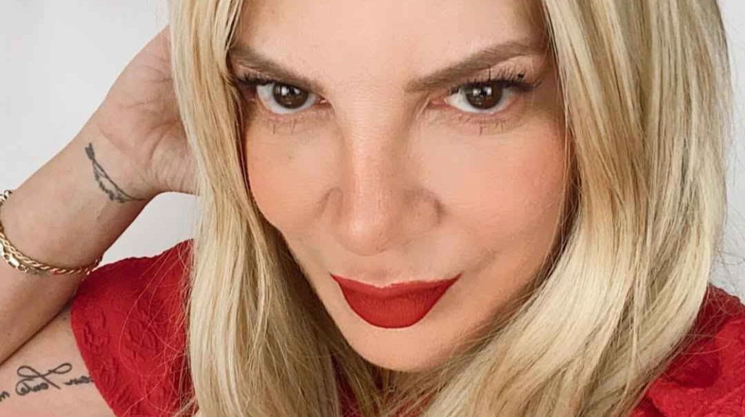 52-річна Спеллінг на Багамах наробила мокрих фото в плетеному луці