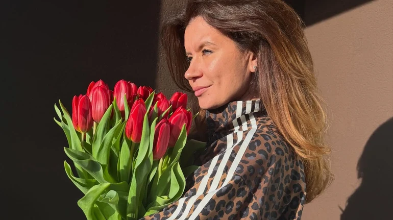 Дружина Монатіка в лосинах і яскравих шкарпетках під колір телефону пораділа весні на селфі в ліфті