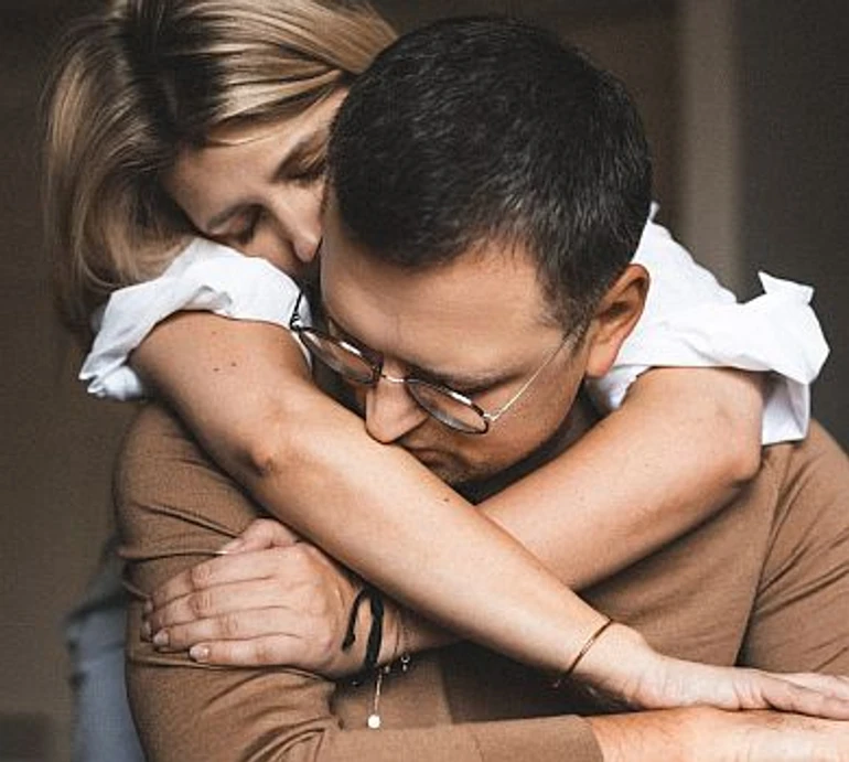 Кулеба з дамою серця та песиком попозували вдома для love story у ФОТО