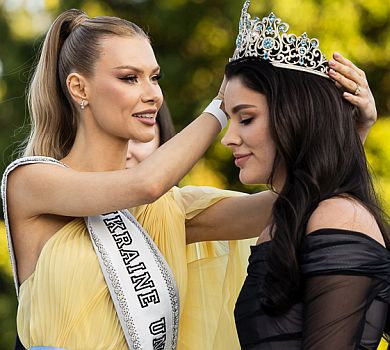 Міс Україна Всесвіт-2023 Усанова отримала корону від попередниці та відкрила фонтан у київському ботсаду. ФОТО