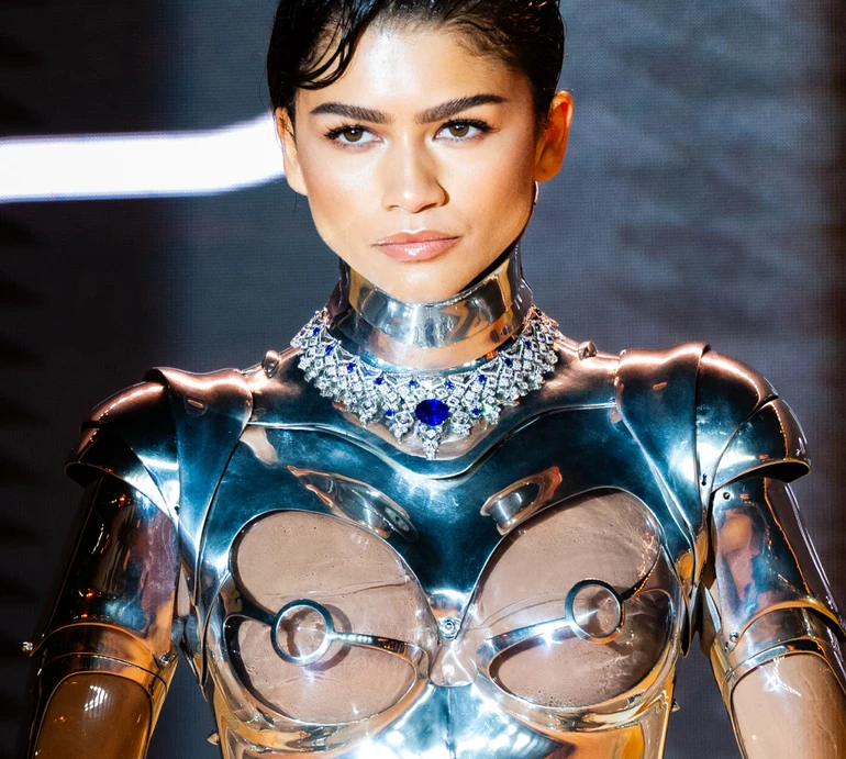Прозорі вставки на грудях та дупці: Зендея підкорила прем'єру у кутюрному костюмі робота 1995-го року