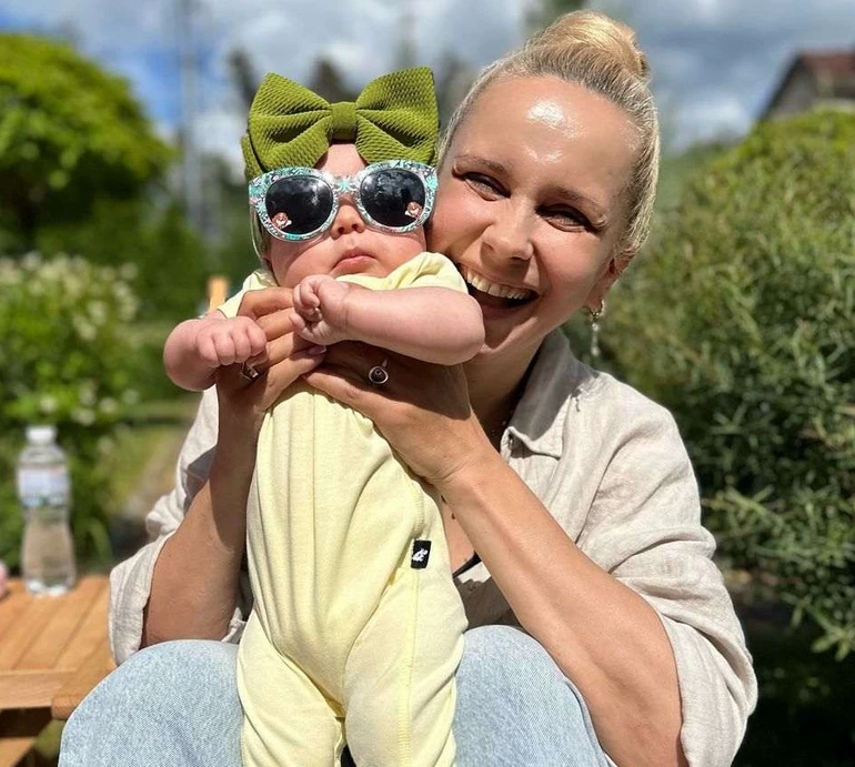 Трохи позитиву від Аделіни Андріївни: Ребрик показала молодшу доню в стильному аутфіті