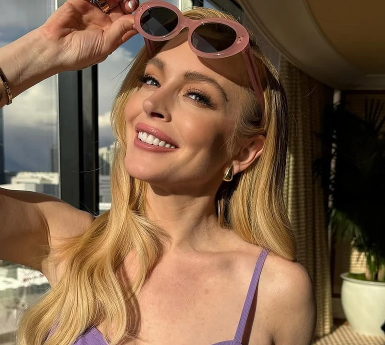 Ліндсей Лохан у вінтажному сарафані від Chanel посвітила ногами коло панорамного вікна