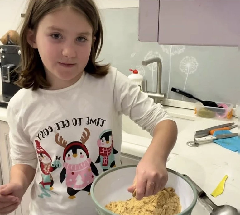 Ну а з чого ще канікули починати?: Мірзоян показав, як їхня з Матвієнко доця готує культовий десерт. Відео