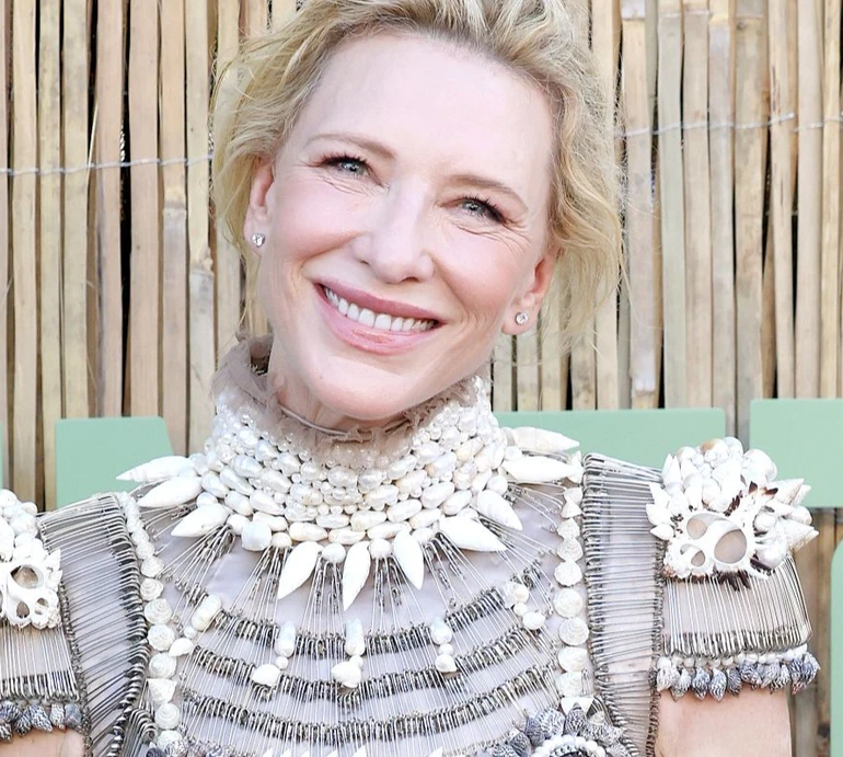 Натхненна океаном: Бланшетт на вечірці в лондонській галереї вразила сукнею, розшитою мушлями