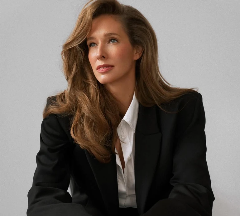 Осадча у стильному монохромі та з об'ємною зачіскою розказала, як набути впевненості. Фото