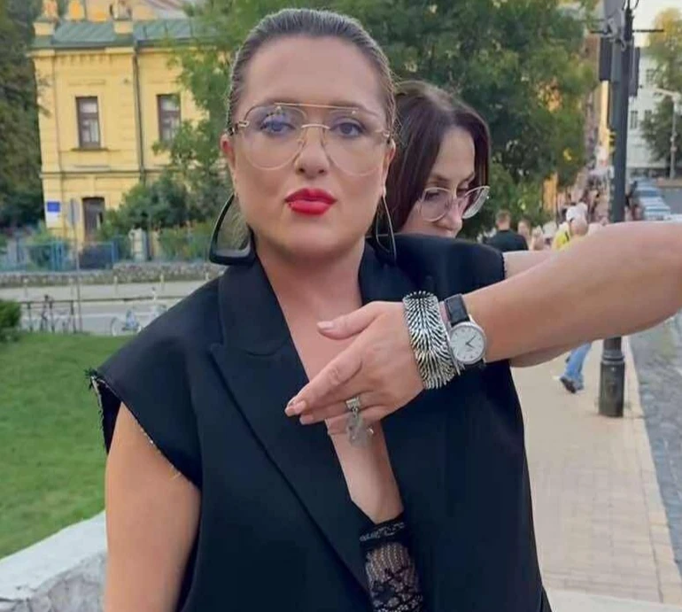 Могилевська показала, як у свій ювілей на каблах по бруківці гуляла центром Києва із коханим. Відео