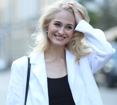 Цимбалару на літніх фото показалася в бікіні під дощем та в прозорому луці на зйомках