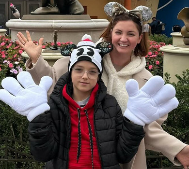 Відчуття дитинства: Цибульська з сином розважилася у паризькому Діснейленді. Фото