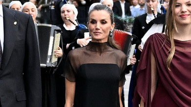 Сукні за $80 та $300 доларів: королева Летісія з доньками вигуляли стильні луки на престижну премію