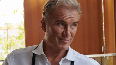 Котячий тато: Дольф Лундгрен у день свого 68-річчя показався в ліжку з пухнастим другом і тортом